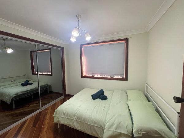 На фото показан объект 5 Warm Room, расположенный в городе Northmead.