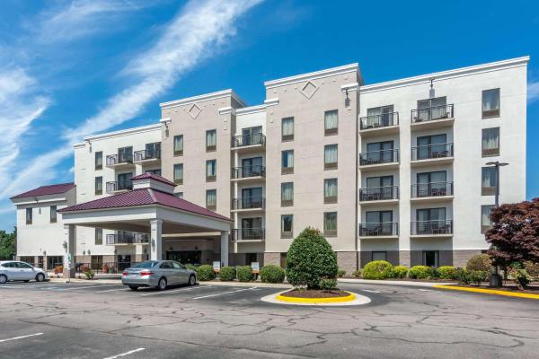 A la foto es mostra l'objecte Comfort Suites Southpark situat a la ciutat de Riverdale.