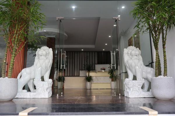 Na fotografii je vidět objekt The Grand Diamond C Hotel nacházející se ve městě Ðáp Cầu.