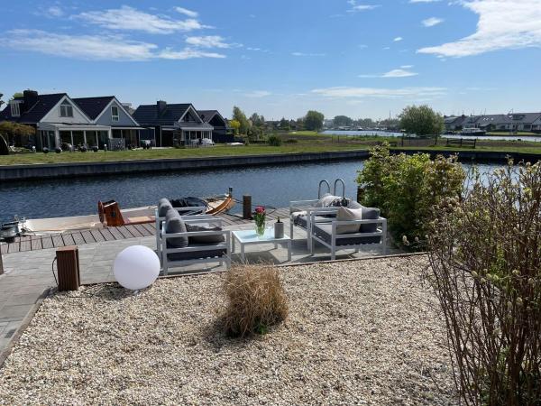 A la foto es mostra l'objecte Schönes Ferienhaus am Wasser in Lemmer situat a la ciutat de Lemmer.