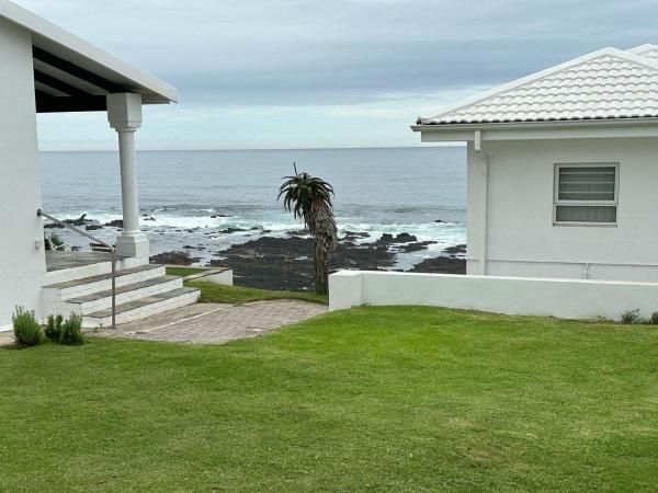 Na zdjęciu widoczny jest obiekt Waters Edge Beach House położony w mieście Beachview.