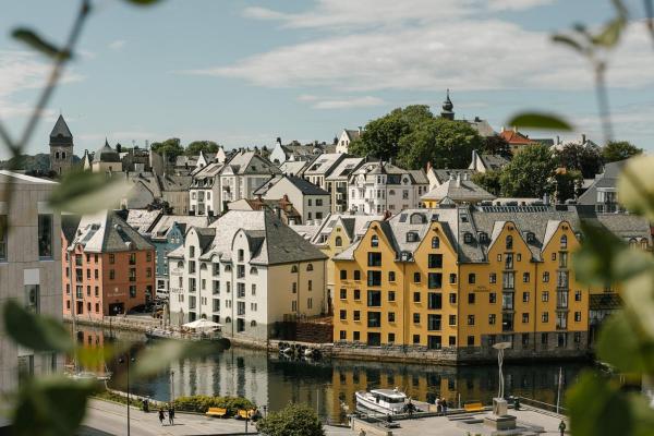 På billedet ses objektet Hotel Brosundet beliggende i byen Ålesund.