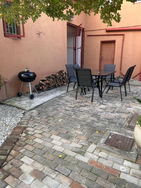 A la foto es mostra l'objecte Bergstreet situat a la ciutat de Hermanus.