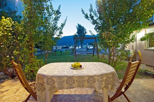 Na fotografii je vidět objekt Villa Elli 1 Beach front with garden nacházející se ve městě Itea.
