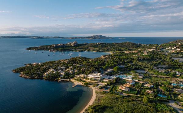 Nella foto è visibile l'oggetto 7Pines Resort Sardinia - A Destination By Hyatt situato nella città di Baraccamenti.