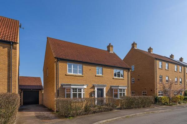 Na foto é possível ver o objeto Cambridge 5 Bedrooms Sleeps 10 Free Parking 4 Bathrooms localizado na cidade de Long Stanton.