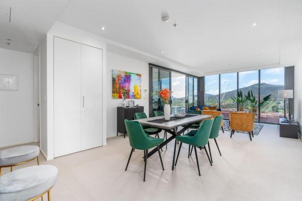 A la foto es mostra l'objecte Fabulous 2BR 2BA Apartment in the Central District situat a la ciutat de Canberra.