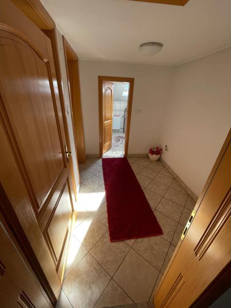 Na zdjęciu widoczny jest obiekt Stan na dan Cazin położony w mieście Mutnik.