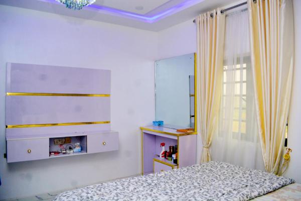 Na fotografii je vidět objekt Ike Service Apartments nacházející se ve městě Umu Oma.