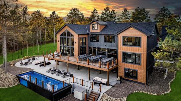 A la foto es mostra l'objecte Pine Country Lodge situat a la ciutat de Gordon.