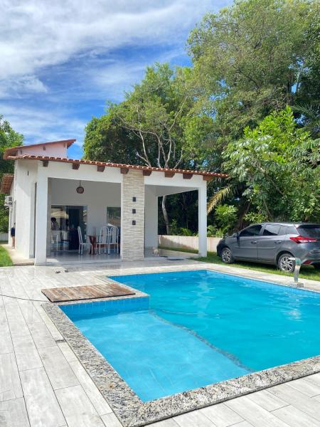 The photo shows the Casa da Flô Beach House located in the city of Prado.