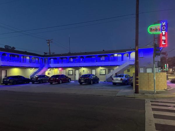 Na zdjęciu widoczny jest obiekt Bob's Motel położony w mieście East Los Angeles.