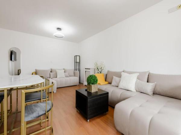 Luxurious London Apartment with City Views, London