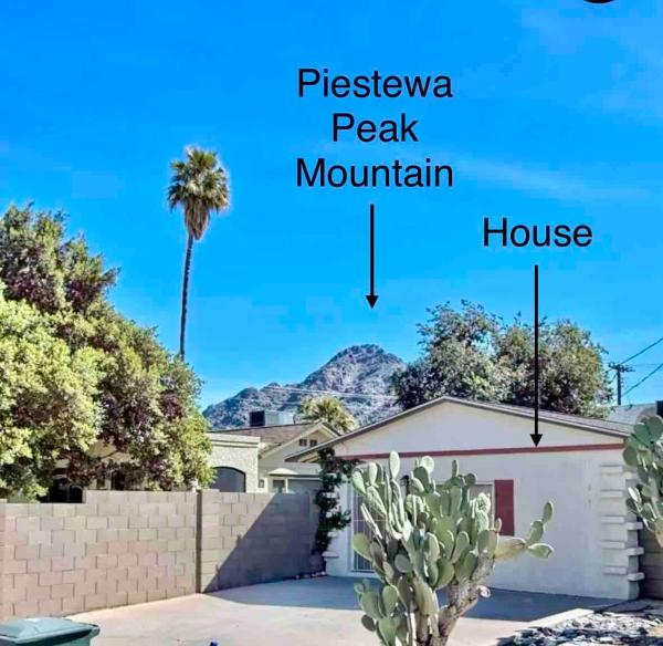A la foto es mostra l'objecte Cozy Little Home w Private Washer & Dryer! situat a la ciutat de Phoenix.