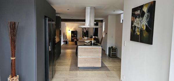 Na zdjęciu widoczny jest obiekt Comme chez Soi położony w mieście Romsée.