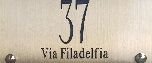 A la foto es mostra l'objecte Casa Filadelfia situat a la ciutat de Torí.