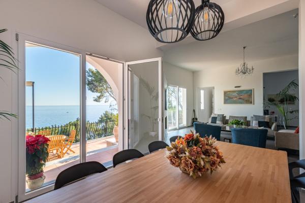 På billedet ses objektet Villa con accesso al mare e vista mozzafiato beliggende i byen Palermo.