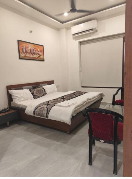 A la foto es mostra l'objecte Bhullar Hotel situat a la ciutat de Mānānwāla.