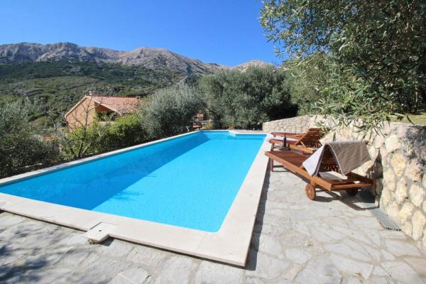 På billedet ses objektet Villa Katarinini Dvori beliggende i byen Baška.