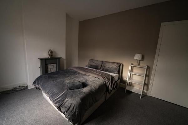 Na fotografii je vidět objekt Double Bed , Fast WiFi , Free Parking - 1 Bedroom in 4 Bedroom House PS4 nacházející se ve městě Grimsby.