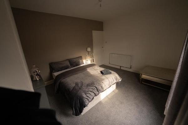 Φωτογραφία 2: Double Bed , Fast WiFi , Free Parking - 1 Bedroom in 4 Bedroom House PS4