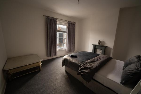 Φωτογραφία 4: Double Bed , Fast WiFi , Free Parking - 1 Bedroom in 4 Bedroom House PS4