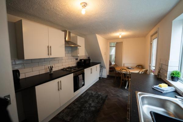 Φωτογραφία 5: Double Bed , Fast WiFi , Free Parking - 1 Bedroom in 4 Bedroom House PS4