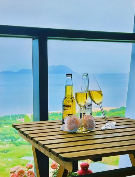 Na zdjęciu widoczny jest obiekt Whale x Sea View Hotel Apartment położony w mieście Huangdao.