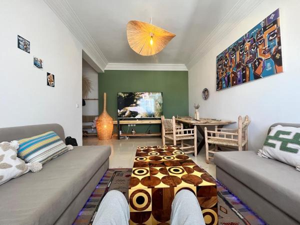 写真にはGhazoua市にあるApartment haut standingが写っています。