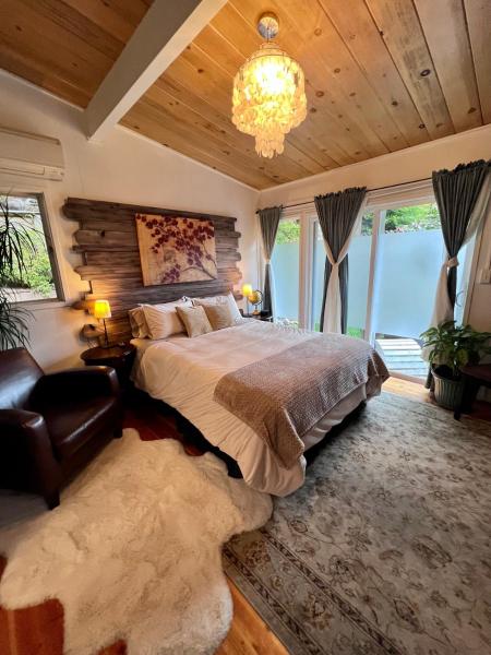 Na zdjęciu widoczny jest obiekt Arcata Forest Retreat Peaceful Redwood Suite 5 min to Downtown Arcata w Private Patio Fountain & Fire Pit położony w mieście Arcata.