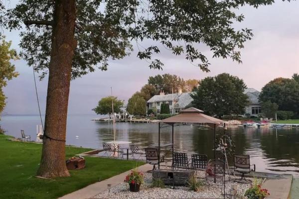 Auf dem Foto ist das Objekt Green Bay Waterfront Home in der Stadt Pulaski zu sehen.
