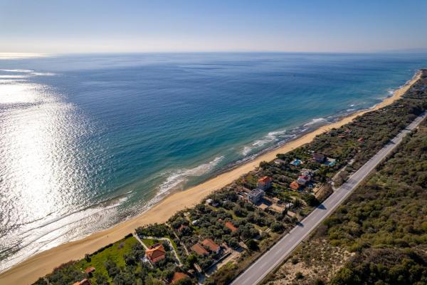 Na zdjęciu widoczny jest obiekt Deep blue of agean sea położony w mieście Foleá.