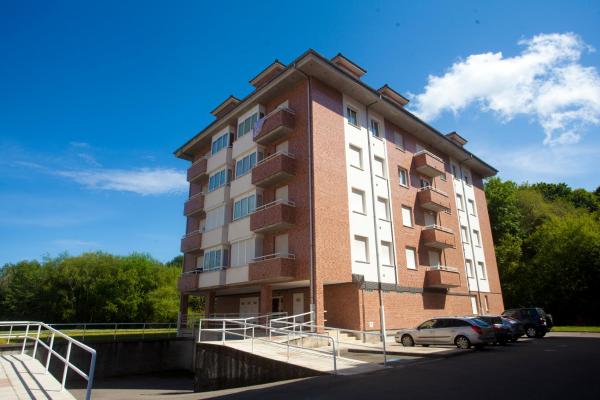 Na zdjęciu widoczny jest obiekt Villa Marinera con Wi-Fi y Garaje y Wifi en Ribadesella położony w mieście Sebreño.