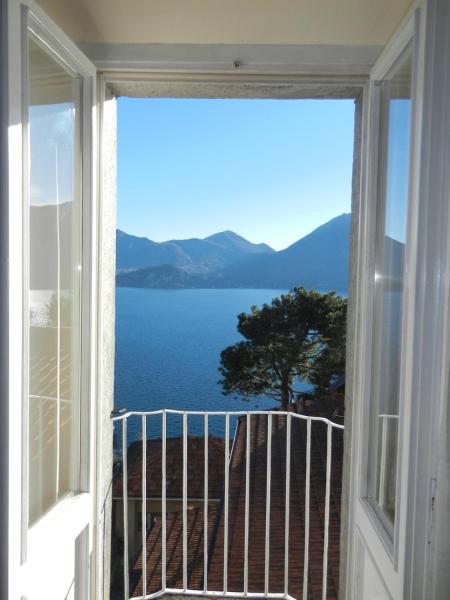 Na zdjęciu widoczny jest obiekt Charmantes Pfarrhaus mit Seeblick und Garten położony w mieście Cambiasca.