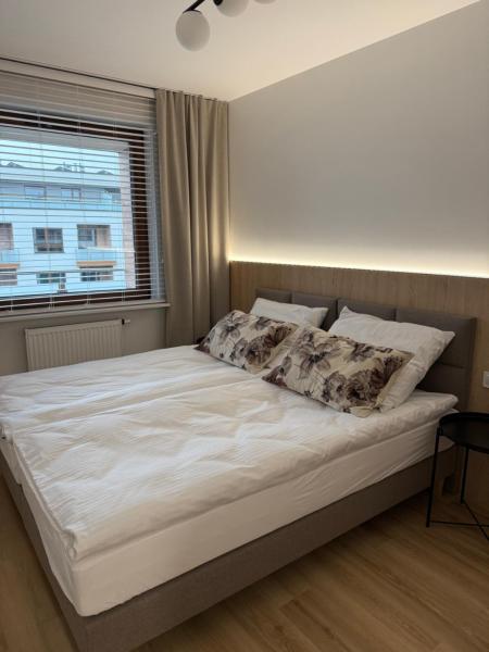 照片显示了位于Grabina市的Apartament DeLuxe Targowa物件。