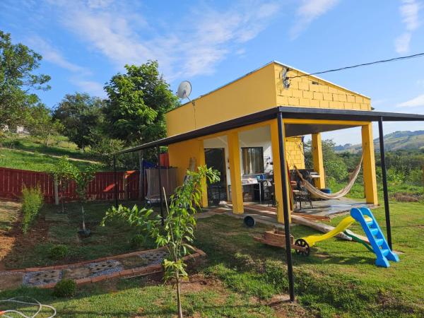 На фото показан объект Casa de Campo Vale da Mantiqueira, расположенный в городе Piranguinho.
