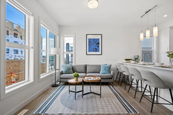Na foto é possível ver o objeto Luxury Aspen 2BR Home with Double Garage Car Parking localizado na cidade de Calgary.