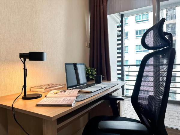 Upscale Expansive 2BR - Ultra Fast Wifi - Phrom Phong, Bangkok