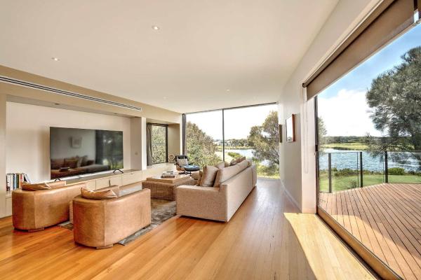 A la foto es mostra l'objecte Front Row Golf & Lake Views Luxe Coastal Retreat situat a la ciutat de Breamlea.