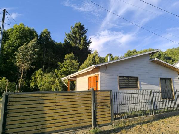 A la foto es mostra l'objecte Cabaña nueva con tinaja grande situat a la ciutat de Quillén.