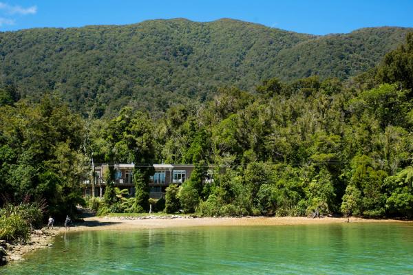 На фото показан объект No Road Inn in Endeavour Inlet, Marlborough Sounds, расположенный в городе Resolution Bay.