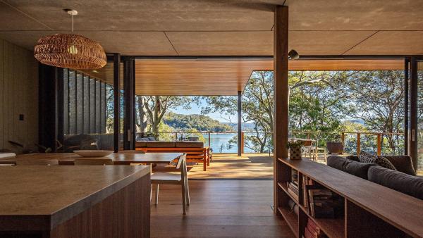 Na foto é possível ver o objeto 'Fantastic Waterfront Beach House' by HolidayCo localizado na cidade de Pretty Beach.