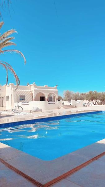 Na fotografii je vidět objekt Villa sans vis-à-vis avec piscine nacházející se ve městě Al Ḩāzim.