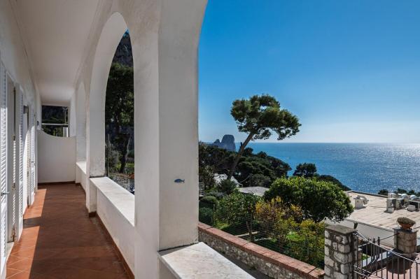 Na zdjęciu widoczny jest obiekt Villa Marina Piccola położony w mieście Capri.