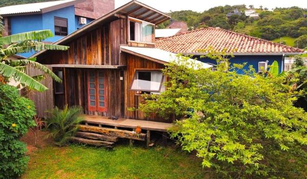 A la foto es mostra l'objecte Cabana aconchegante 200m da praia da Gamboa situat a la ciutat de Garopaba.