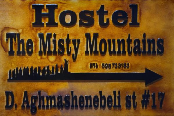 На фото показан объект Hostel The Misty Mountains, расположенный в городе Местиа.