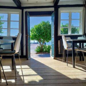 A la foto es mostra l'objecte Lodsoldermandsgården situat a la ciutat de Rørvig.