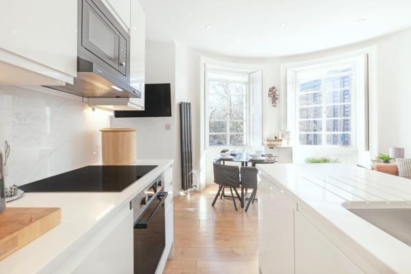 Luxury 2 Bedroom Flat In Royal Crescent, London