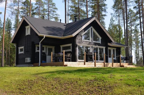The photo shows the Villa Hiili located in the city of Jyrkkä.