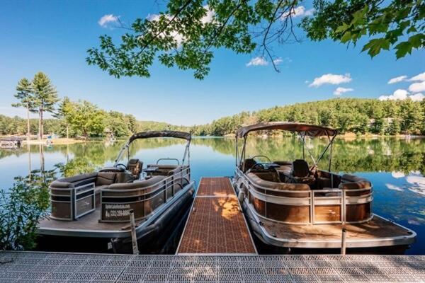 The photo shows the Arbutus Lake-King Suite-Pontoon Rentals located in the city of Traverse City.